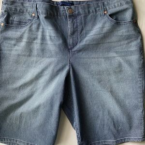 Bandolino Riley Relaxed Bermuda shorts. SZ  18 W